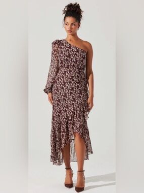 Astr the Label One-Shoulder Burgundy Floral Maxi Dress
EXCELLENT CONDITION
